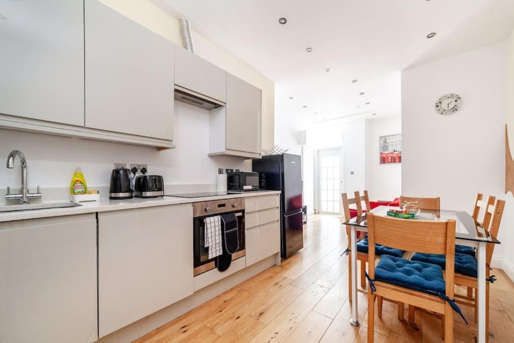 Spacious Retreat 2-Bed In Popular Camden Town Londra Dış mekan fotoğraf