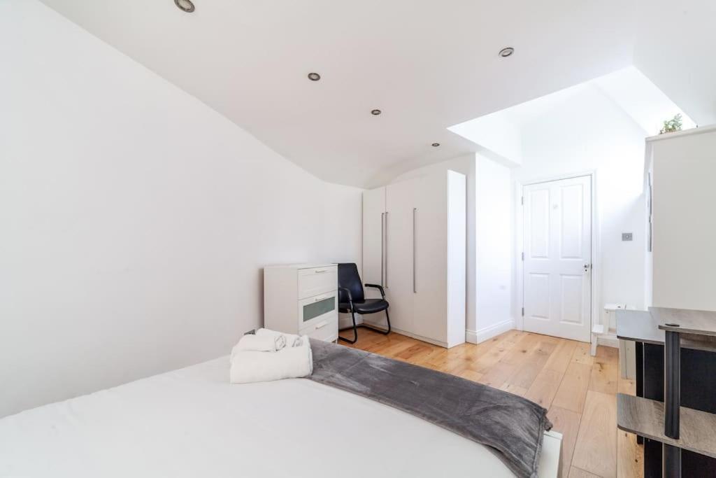 Spacious Retreat 2-Bed In Popular Camden Town Londra Dış mekan fotoğraf
